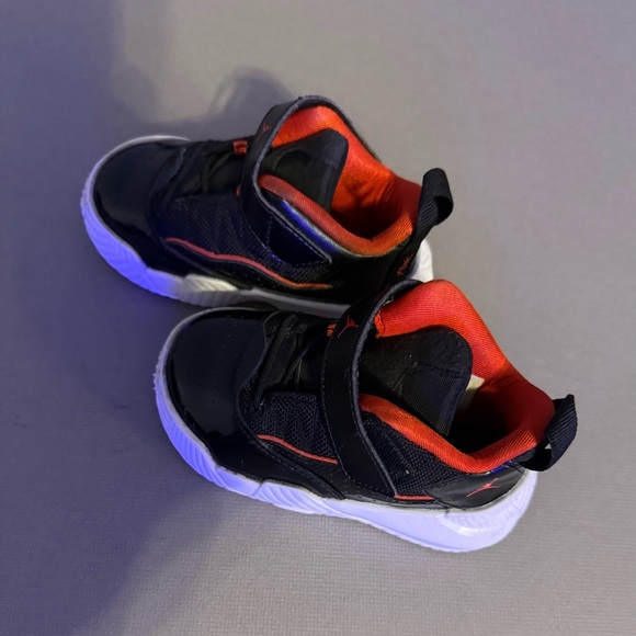 Boys Michael Jordan Stay Loyal shoes in black & red. Size 6 C EUC - Picture 2 of 7